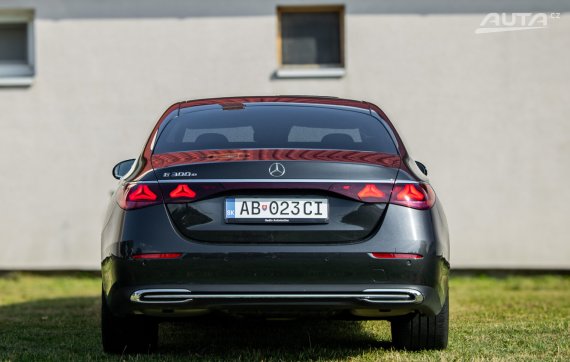 Mercedes-Benz E trieda Sedan 300e / 150kW / A9 / ZÁRUKA / AJ NA SPLÁTKY / PROTIÚČET 2025 šedá