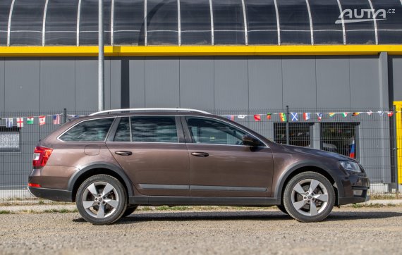 Škoda Octavia Combi Scout AT/6 135kW / AJ NA SPLÁTKY / PROTIÚČET 2015 hnědá