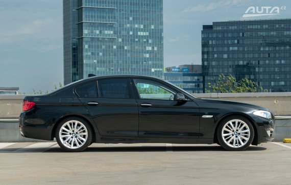 BMW Rad 5 530d / 190kW / A8 / AJ NA SPLÁTKY / PROTIÚČET 2013 černá