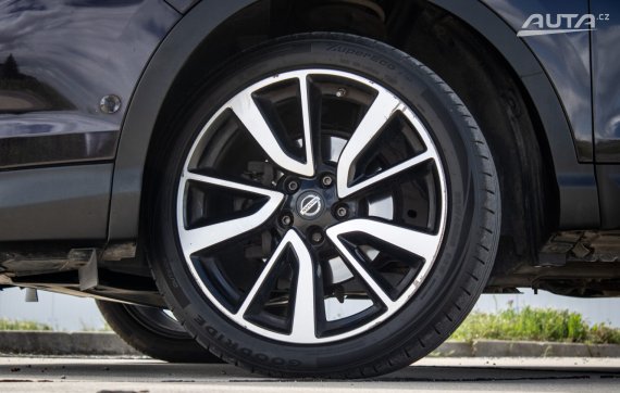 Nissan Qashqai 1.5 dCi Tekna, 81kW, M6 / AJ NA SPLÁTKY / PROTIÚČET / 2015 fialová