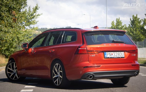 Volvo V60 2,0D 147kw A/T AWD 2018 červená