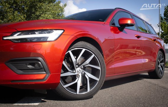 Volvo V60 2,0D 147kw A/T AWD 2018 červená