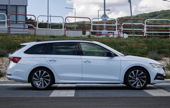 Škoda Octavia Combi 2.0 TDI SCR Sportline DSG 110kW AT7 / NA SPLÁTKY / NA PROTIÚČET 2021 bílá