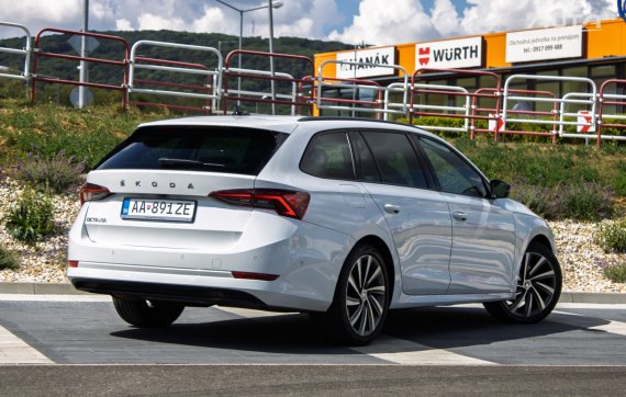 Škoda Octavia Combi 2.0 TDI SCR Sportline DSG 110kW AT7 / NA SPLÁTKY / NA PROTIÚČET 2021 bílá