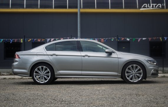 Volkswagen Passat 2.0 BiTDI BMT R-Line Highline 4 MOTION DSG 176kW / NA SPLÁTKY / NA PROTIÚČET 2018 stříbrná metalíza
