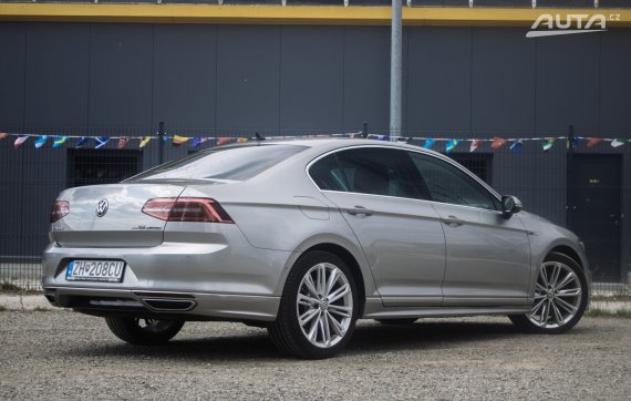 Volkswagen Passat 2.0 BiTDI BMT R-Line Highline 4 MOTION DSG 176kW / NA SPLÁTKY / NA PROTIÚČET 2018 stříbrná metalíza