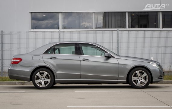 Mercedes-Benz E trieda Sedan 300 CDI Blue Elegance, 170kW, A7 / AJ NA SPLÁTKY / PROTIÚČET / 2012 šedá