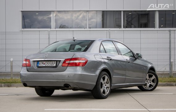 Mercedes-Benz E trieda Sedan 300 CDI Blue Elegance, 170kW, A7 / AJ NA SPLÁTKY / PROTIÚČET / 2012 šedá