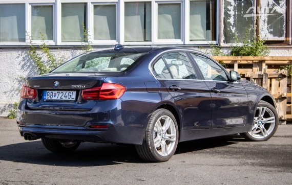 BMW Rad 3 320 xDrive Advantage / 140kW / A8 / ZÁRUKA / AJ NA SPLÁTKY / PROTIÚČET 2016 modrá