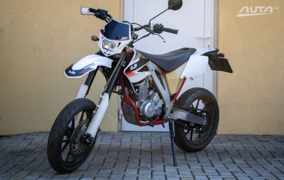AJP PR4 240 Enduro / NA SPLÁTKY / NA PROTIÚČET 2020 - hlavní pohled