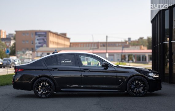 BMW Rad 5 G30 530d xDrive M Sport mHEV / 210kW / A8 / ZÁRUKA / AJ NA SPLÁTKY / PROTIÚČET 2021 černá