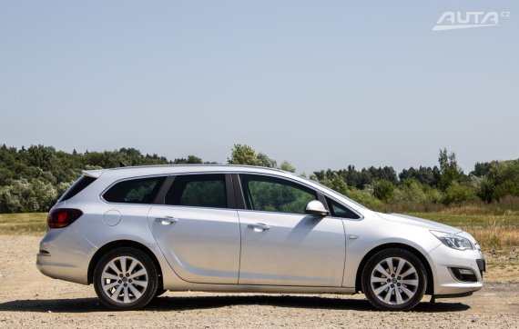 Opel Astra Sport Tourer 1.4 Turbo Cosmo / 103kW / M6 / ZÁRUKA / AJ NA SPLÁTKY / PROTIÚČET 2013 šedá