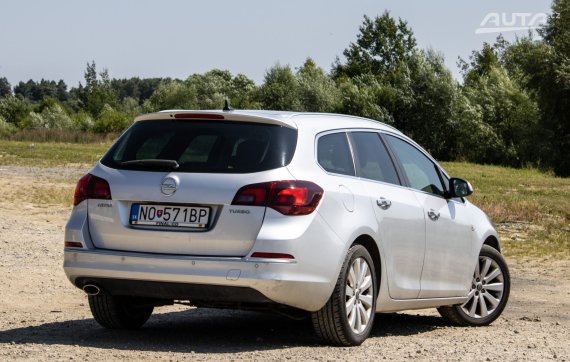Opel Astra Sport Tourer 1.4 Turbo Cosmo / 103kW / M6 / ZÁRUKA / AJ NA SPLÁTKY / PROTIÚČET 2013 šedá