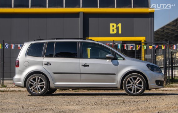 Volkswagen Touran TDI AT/7 77kW / AJ NA SPLÁTKY / PROTIÚČET 2013 stříbrná metalíza