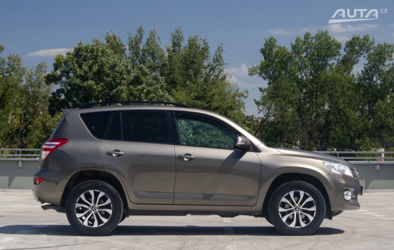 Toyota RAV4 2.2 D-4D Lux 4x4 / 110kW / M6 / AJ NA SPLÁTKY / PROTIÚČET 2010 hnědá