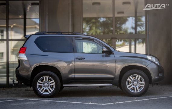 Toyota Land Cruiser 3.0D-4D LC150 127kW AT/6 / AJ NA SPLÁTKY / PROTIÚČET 2010 šedá
