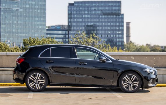 Mercedes-Benz A trieda 180d AT/8 85kW / AJ NA SPLÁTKY / PROTIÚČET 2021 černá