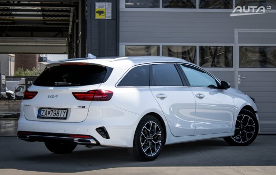 Kia Ceed SW 1.5 T-GDi GT-Line, 117,50kW, M6 / AJ NA SPLÁTKY / PROTIÚČET / 2022 bílá