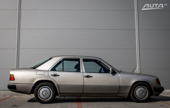 Mercedes-Benz E 230 124 C 1990 šedá