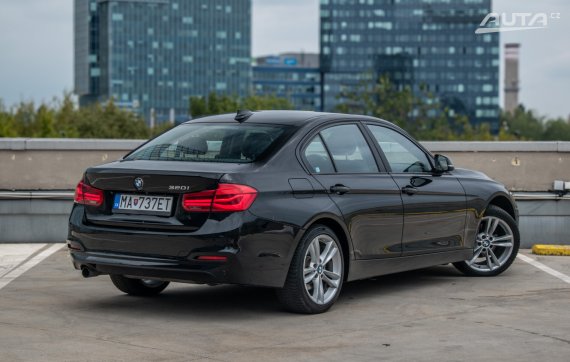 BMW Rad 3 320I 2017 RWD AT/8 135kW / AJ NA SPLÁTKY / PROTIÚČET 2017 černá