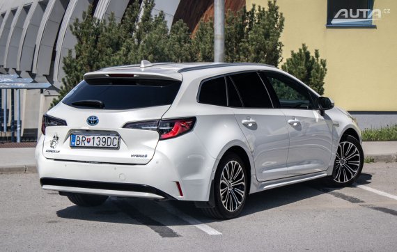 Toyota Corolla Combi TS 1.8 Hybrid e-CVT Executive, 72kW / AJ NA SPLÁTKY / PROTIÚČET / 2020 bílá