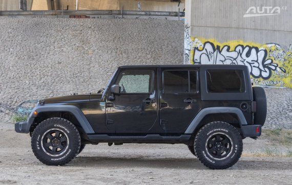 Jeep Wrangler 2.8 CRD Unlimited AT na 35" / Aj na splátky a protiúčet / 2011 černá