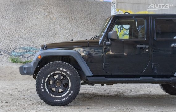 Jeep Wrangler 2.8 CRD Unlimited AT na 35" / Aj na splátky a protiúčet / 2011 černá