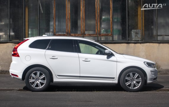 Volvo XC60 D4 2.4L Drive-E Summum AWD / 140kW / A6 / ZÁRUKA / AJ NA SPLÁTKY / PROTIÚČET 2016 bílá