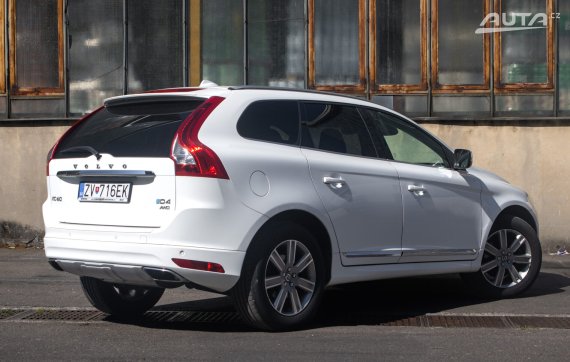 Volvo XC60 D4 2.4L Drive-E Summum AWD / 140kW / A6 / ZÁRUKA / AJ NA SPLÁTKY / PROTIÚČET 2016 bílá