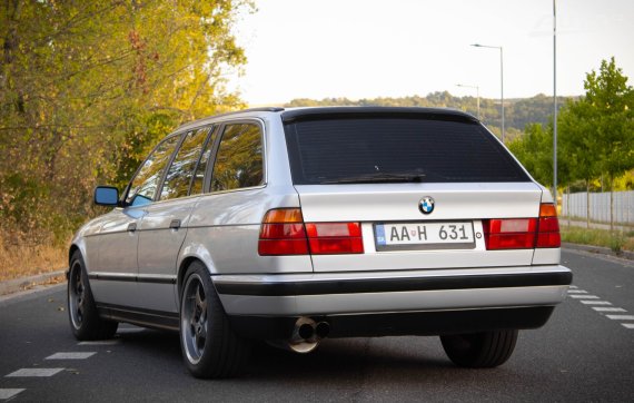 BMW 530i V8 160kw Touring E34 1993 stříbrná metalíza