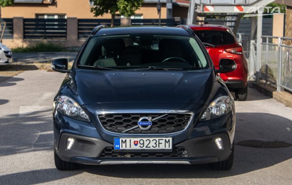 Volvo V40 Cross Country 1.6 D2 / 84kW / M6 / ZÁRUKA / AJ NA SPLÁTKY / PROTIÚČET 2014 - hlavní pohled