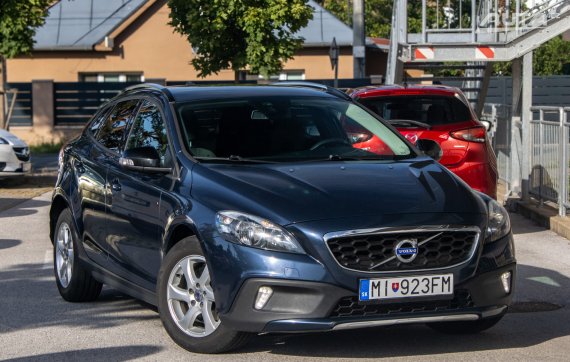 Volvo V40 Cross Country 1.6 D2 / 84kW / M6 / ZÁRUKA / AJ NA SPLÁTKY / PROTIÚČET 2014 modrá