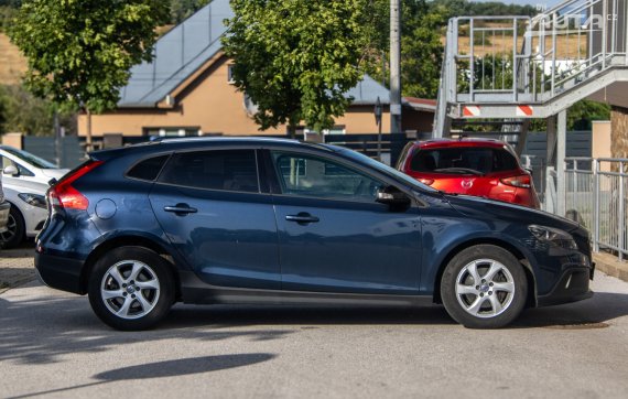 Volvo V40 Cross Country 1.6 D2 / 84kW / M6 / ZÁRUKA / AJ NA SPLÁTKY / PROTIÚČET 2014 modrá