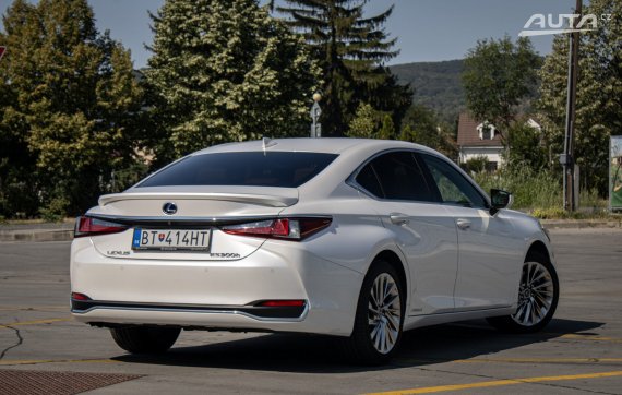 Lexus ES 300H Luxury CVT/1 131kW Hybrid / AJ NA SPLÁTKY / PROTIÚČET 2023 bílá
