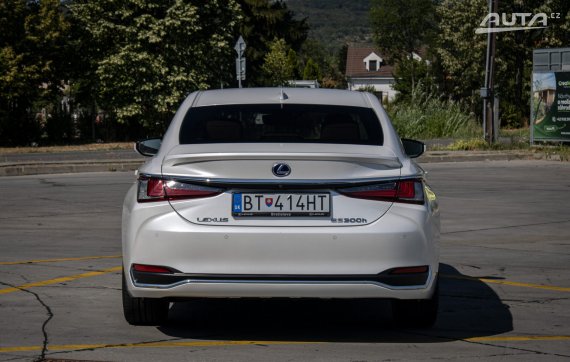 Lexus ES 300H Luxury CVT/1 131kW Hybrid / AJ NA SPLÁTKY / PROTIÚČET 2023 bílá