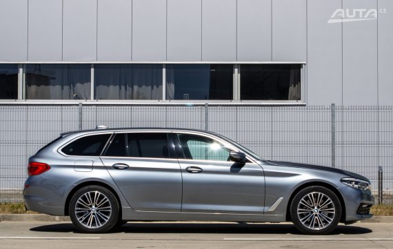 BMW Rad 5 Touring G31 530d xDrive Sportline / 195kW / A8 / ZÁRUKA / AJ NA SPLÁTKY / PROTIÚČET 2019 šedá