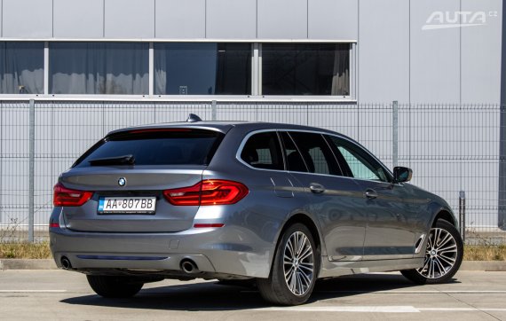 BMW Rad 5 Touring G31 530d xDrive Sportline / 195kW / A8 / ZÁRUKA / AJ NA SPLÁTKY / PROTIÚČET 2019 šedá