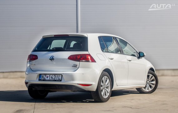 Volkswagen Golf 1.6 TDI MT/5 81kW 2016 / AJ NA SPLÁTKY / PROTIÚČET 2016 bílá
