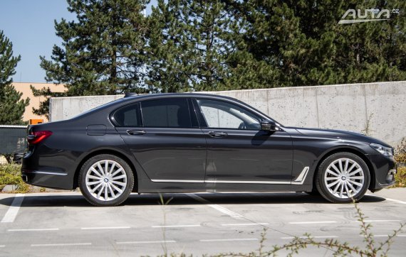 BMW Rad 7 740Ld xDrive G12 / 235kW / A8 / ZÁRUKA / AJ NA SPLÁTKY / PROTIÚČET 2017 šedá