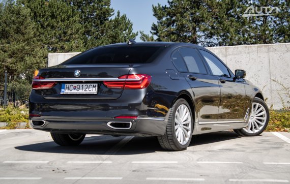 BMW Rad 7 740Ld xDrive G12 / 235kW / A8 / ZÁRUKA / AJ NA SPLÁTKY / PROTIÚČET 2017 šedá