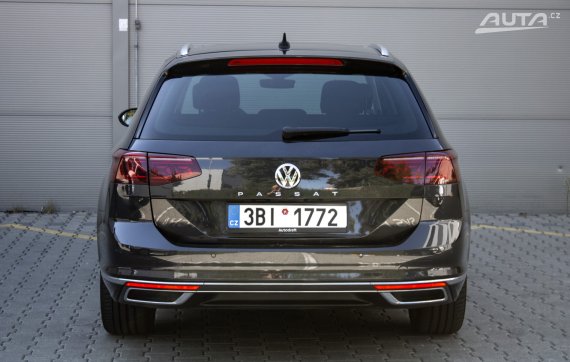Volkswagen Passat 2.0 TDI DSG / 110kW / A7 2020 šedá