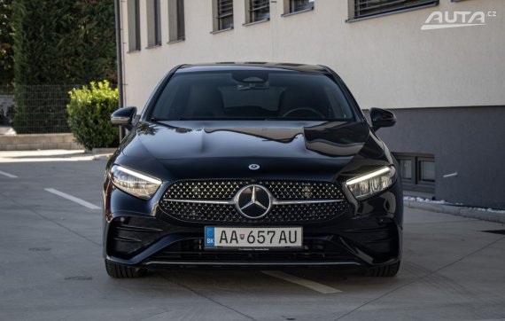 Mercedes-Benz A trieda A180 AMG line 2023 100kW MHEV AT/7 / AJ NA SPLÁTKY / PROTIÚČET 2023 černá