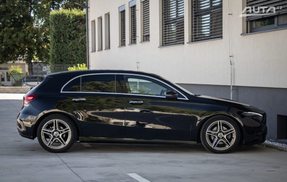 Mercedes-Benz A trieda A180 AMG line 2023 100kW MHEV AT/7 / AJ NA SPLÁTKY / PROTIÚČET 2023 černá