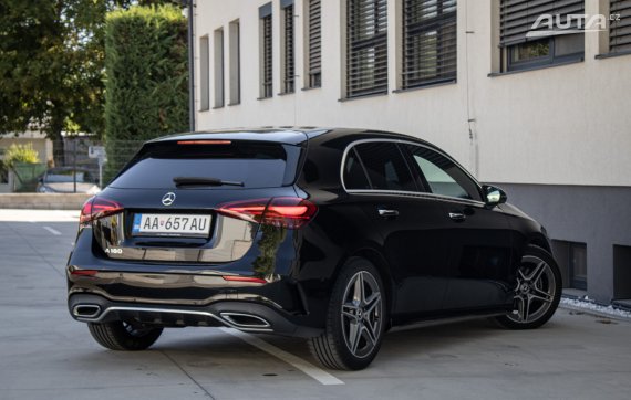 Mercedes-Benz A trieda A180 AMG line 2023 100kW MHEV AT/7 / AJ NA SPLÁTKY / PROTIÚČET 2023 černá
