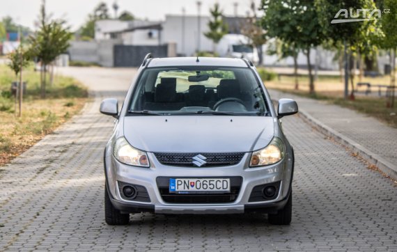 Suzuki SX4 MT/5 82kW 2010 / AJ NA SPLÁTKY / PROTIÚČET 2010 stříbrná metalíza