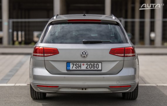 Volkswagen Passat 2016 110kW MT/6 2016 stříbrná metalíza