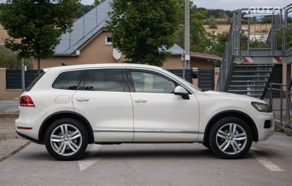 Volkswagen Touareg 3.0 TDI V6 / 180kW / A8 / ZÁRUKA / AJ NA SPLÁTKY / PROTIÚČET 2011 bílá