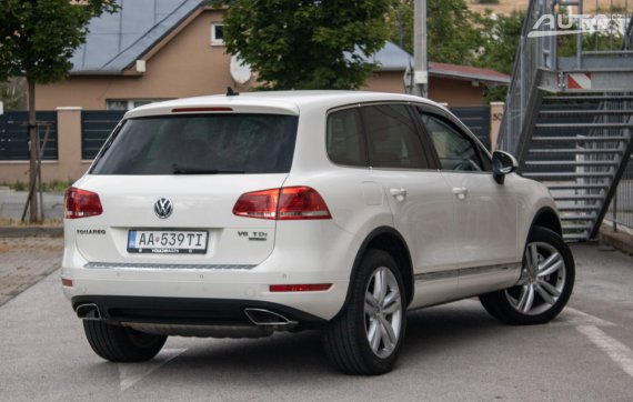 Volkswagen Touareg 3.0 TDI V6 / 180kW / A8 / ZÁRUKA / AJ NA SPLÁTKY / PROTIÚČET 2011 bílá