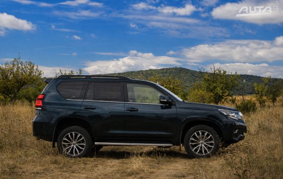 Toyota Land Cruiser 2.8 D-4D Executive / Aj na splátky a Protiúčet / 2017 černá
