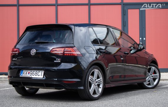Volkswagen Golf 1.4 TSI BMT R-line, 90kW (2015) / AJ NA SPLÁTKY / PROTIÚČET / 2015 černá